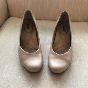 Earth Tamarack Leather Heels in Light Pecan